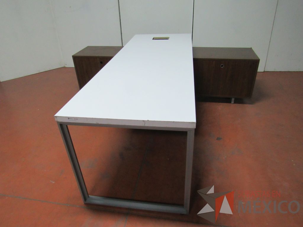 Lote 016 - Escritorio recargado sobre credenza color café y cubierta color blanco - Imagen 4