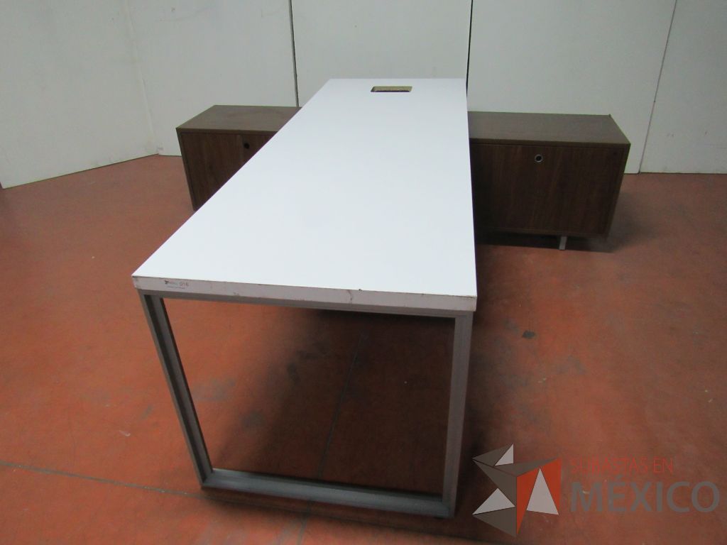 Lote 016 - Escritorio recargado sobre credenza color café y cubierta color blanco - Imagen 5