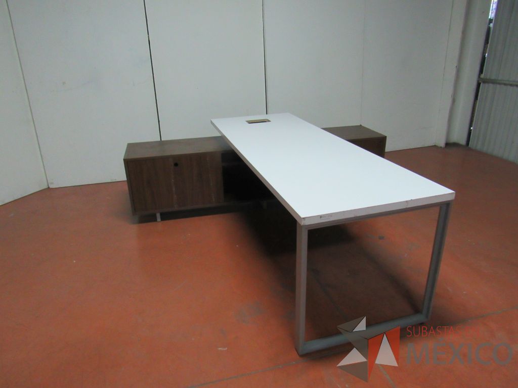 Lote 016 - Escritorio recargado sobre credenza color café y cubierta color blanco - Imagen 6