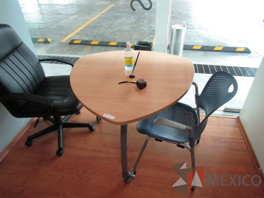 Lote 478 - Mesa en forma de triangulo, 3 patas métalicas con ruedas y cubierta color café - Imagen 7