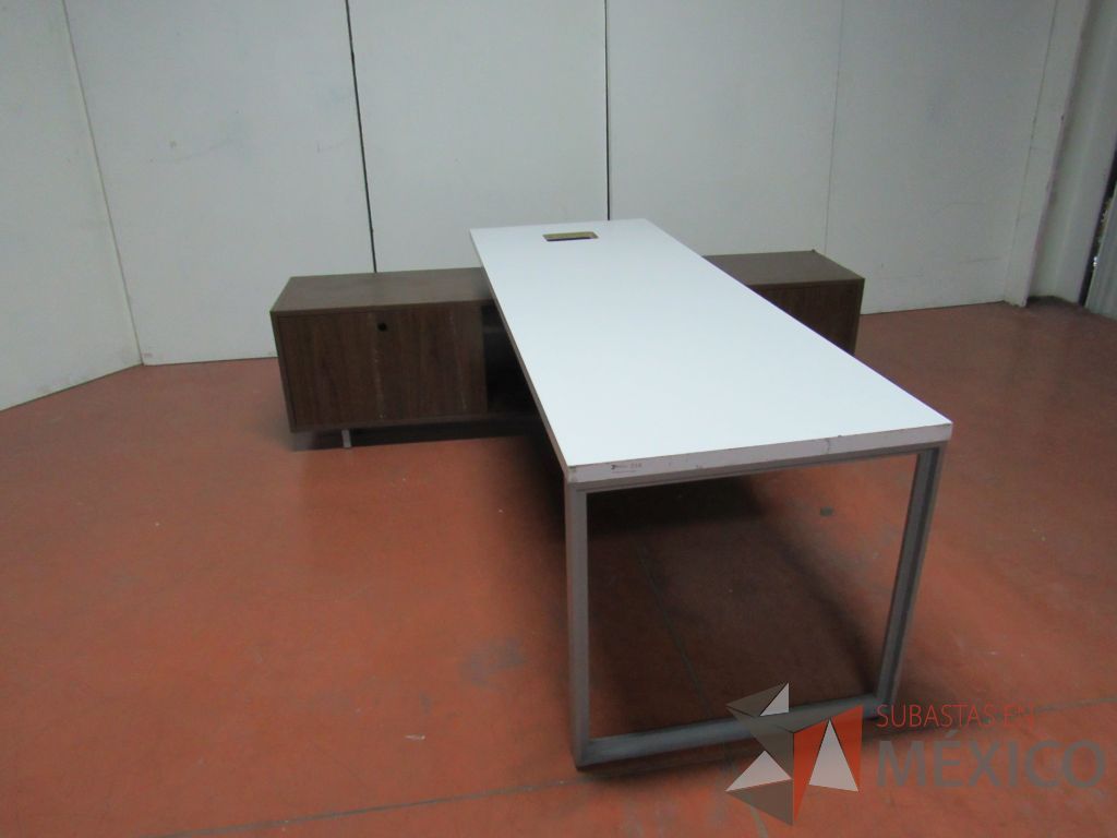 Lote 016 - Escritorio recargado sobre credenza color café y cubierta color blanco - Imagen 7