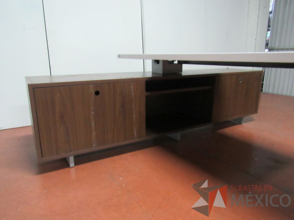 Lote 016 - Escritorio recargado sobre credenza color café y cubierta color blanco - Imagen 8