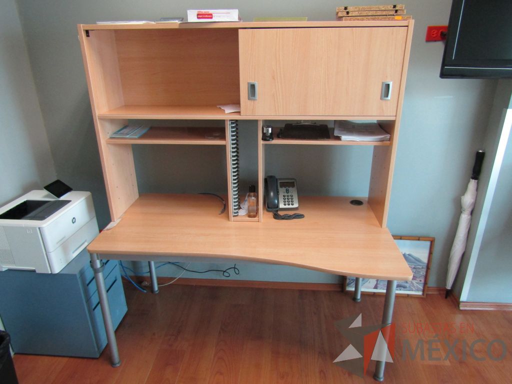 Lote 490 - Mesa de trabajo, base métalica, cubierta color café y con librero sobrepuesto de 1 puerta corrediza y 2 entrepaños - Imagen 2