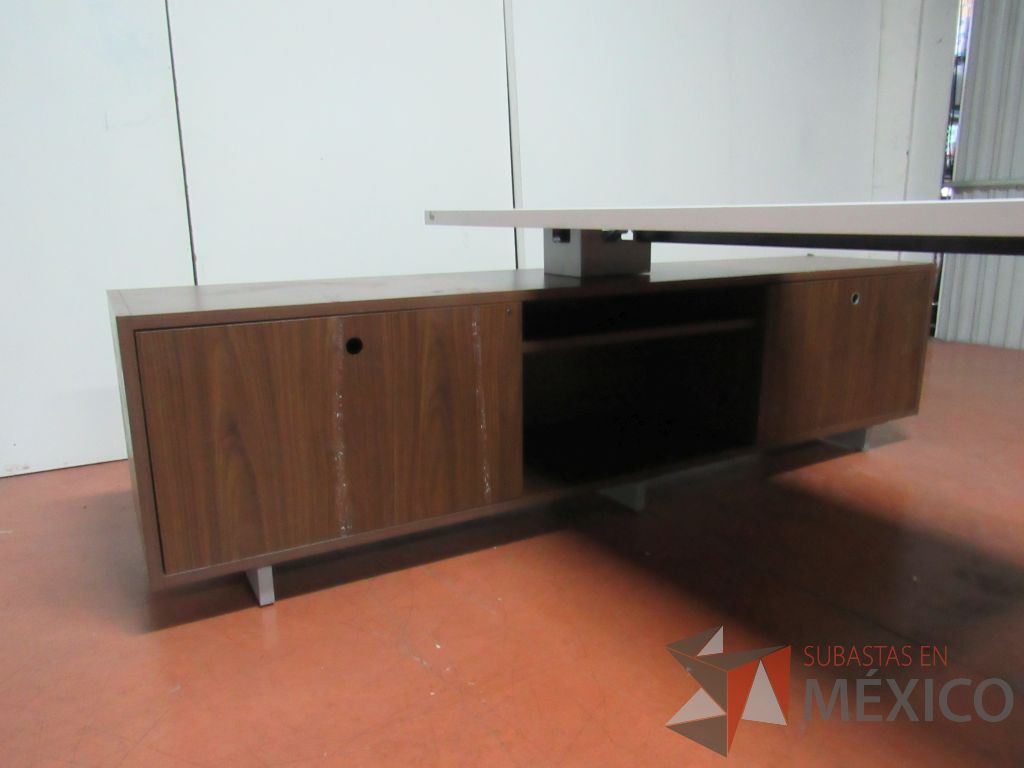 Lote 016 - Escritorio recargado sobre credenza color café y cubierta color blanco - Imagen 9