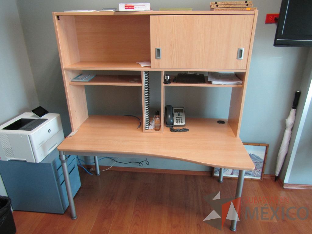 Lote 490 - Mesa de trabajo, base métalica, cubierta color café y con librero sobrepuesto de 1 puerta corrediza y 2 entrepaños