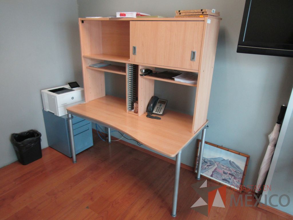 Lote 490 - Mesa de trabajo, base métalica, cubierta color café y con librero sobrepuesto de 1 puerta corrediza y 2 entrepaños - Imagen 3