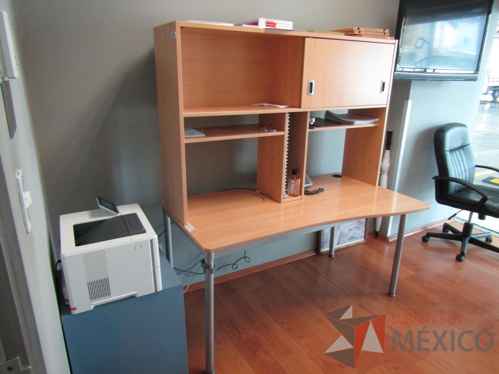 Lote 490 - Mesa de trabajo, base métalica, cubierta color café y con librero sobrepuesto de 1 puerta corrediza y 2 entrepaños - Imagen 4