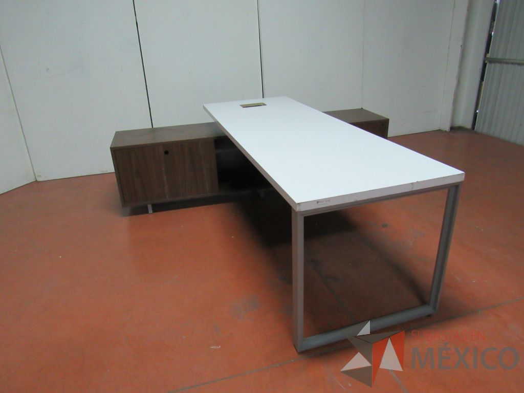 Lote 016 - Escritorio recargado sobre credenza color café y cubierta color blanco - Imagen 12