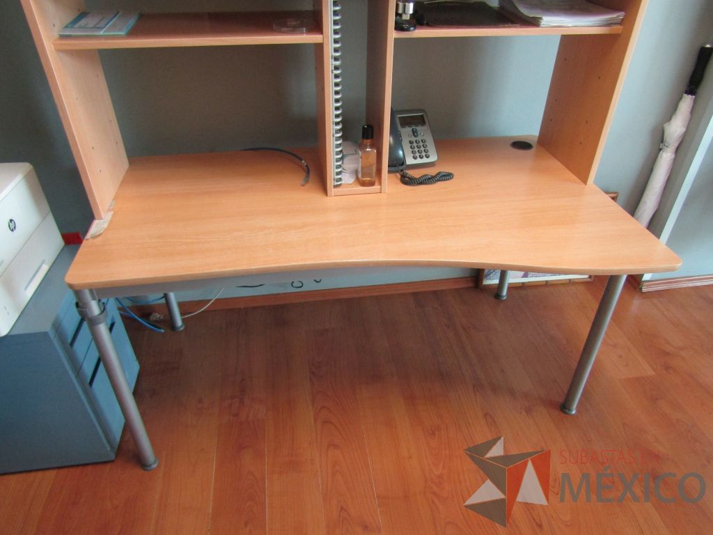 Lote 490 - Mesa de trabajo, base métalica, cubierta color café y con librero sobrepuesto de 1 puerta corrediza y 2 entrepaños - Imagen 5