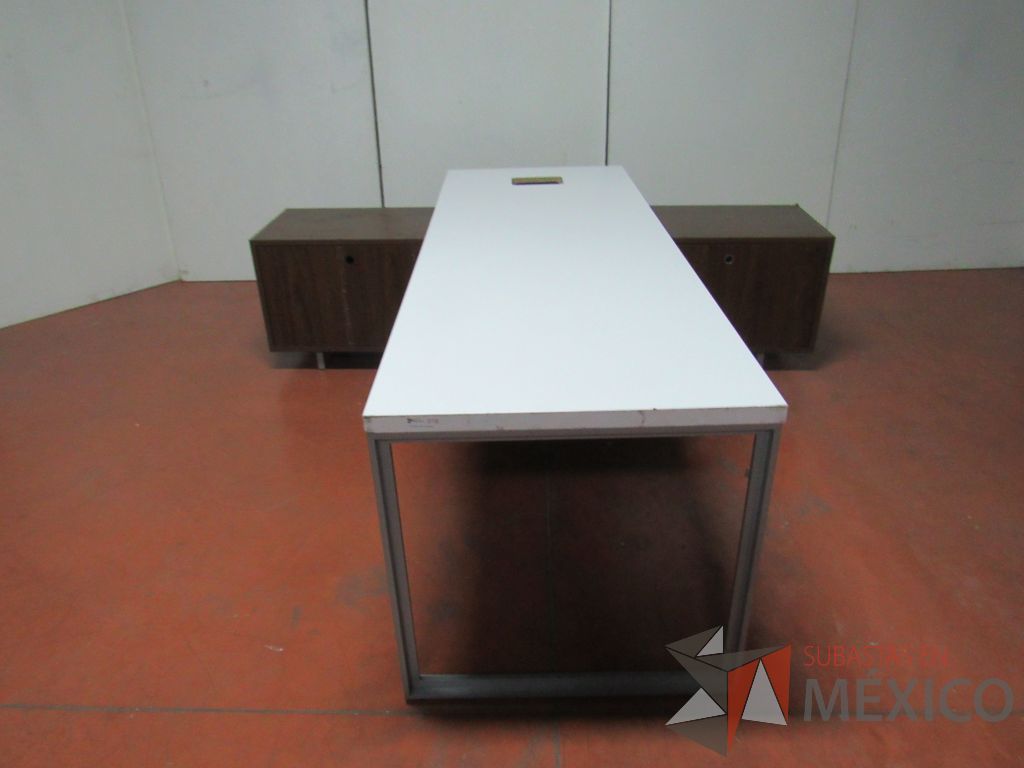 Lote 016 - Escritorio recargado sobre credenza color café y cubierta color blanco - Imagen 13