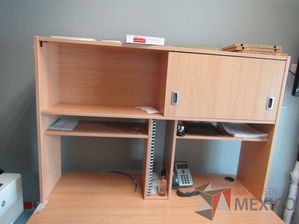 Lote 490 - Mesa de trabajo, base métalica, cubierta color café y con librero sobrepuesto de 1 puerta corrediza y 2 entrepaños - Imagen 6