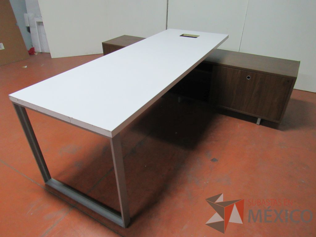 Lote 016 - Escritorio recargado sobre credenza color café y cubierta color blanco - Imagen 14