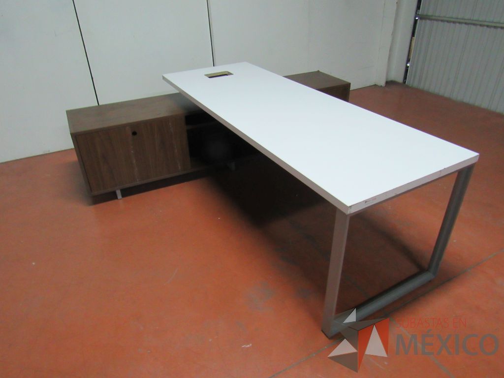 Lote 016 - Escritorio recargado sobre credenza color café y cubierta color blanco