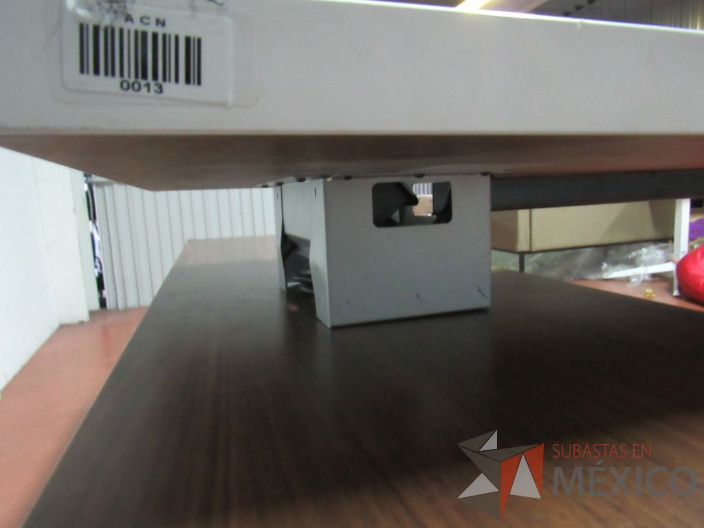 Lote 016 - Escritorio recargado sobre credenza color café y cubierta color blanco - Imagen 16