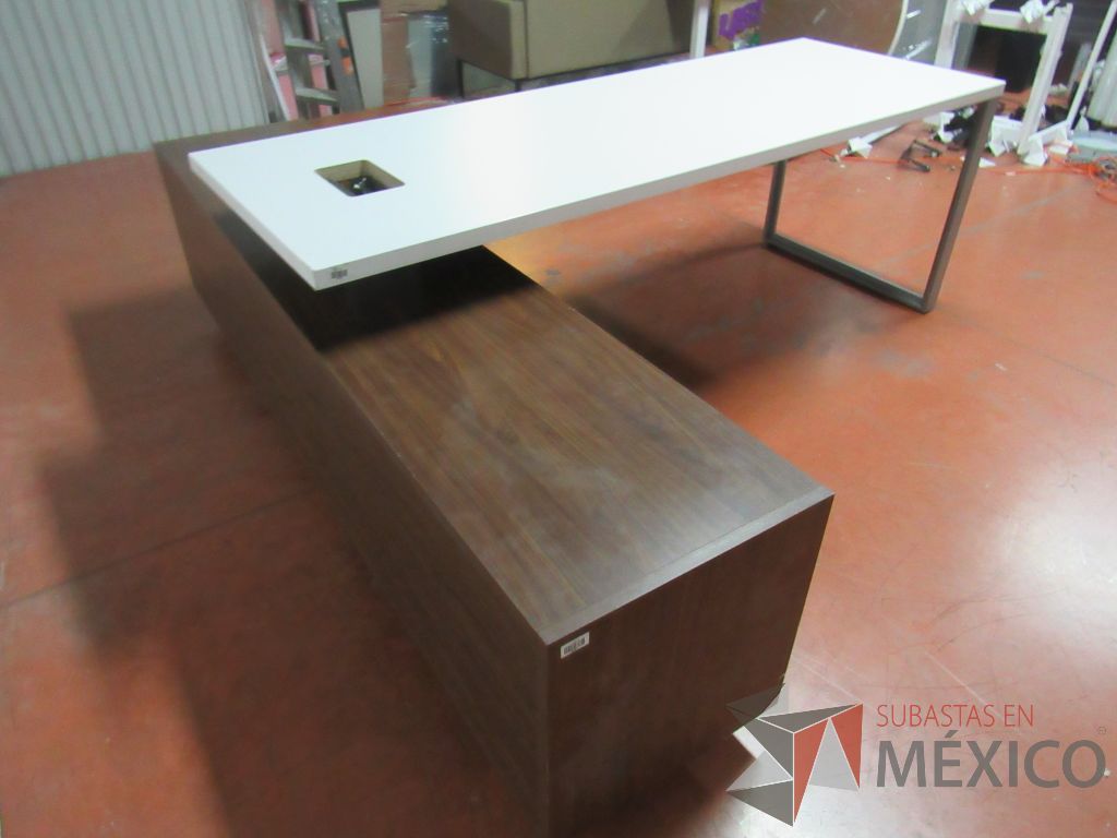 Lote 016 - Escritorio recargado sobre credenza color café y cubierta color blanco - Imagen 18