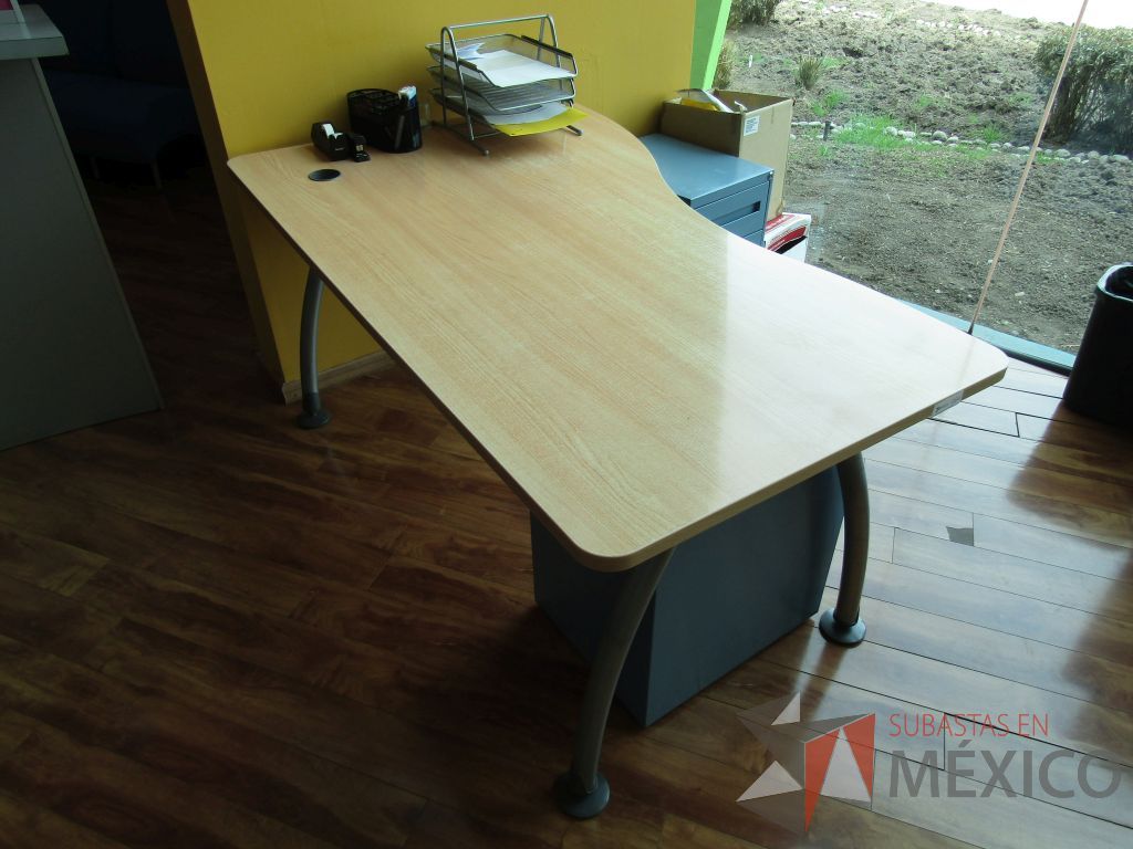 Lote 094 - Mesa de trabajo con base métalica y cubierta con orificio para cables color café - Imagen 2