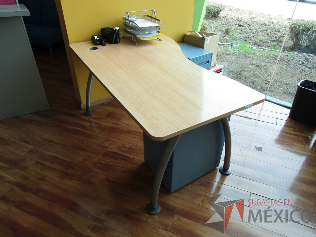 Lote 094 - Mesa de trabajo con base métalica y cubierta con orificio para cables color café