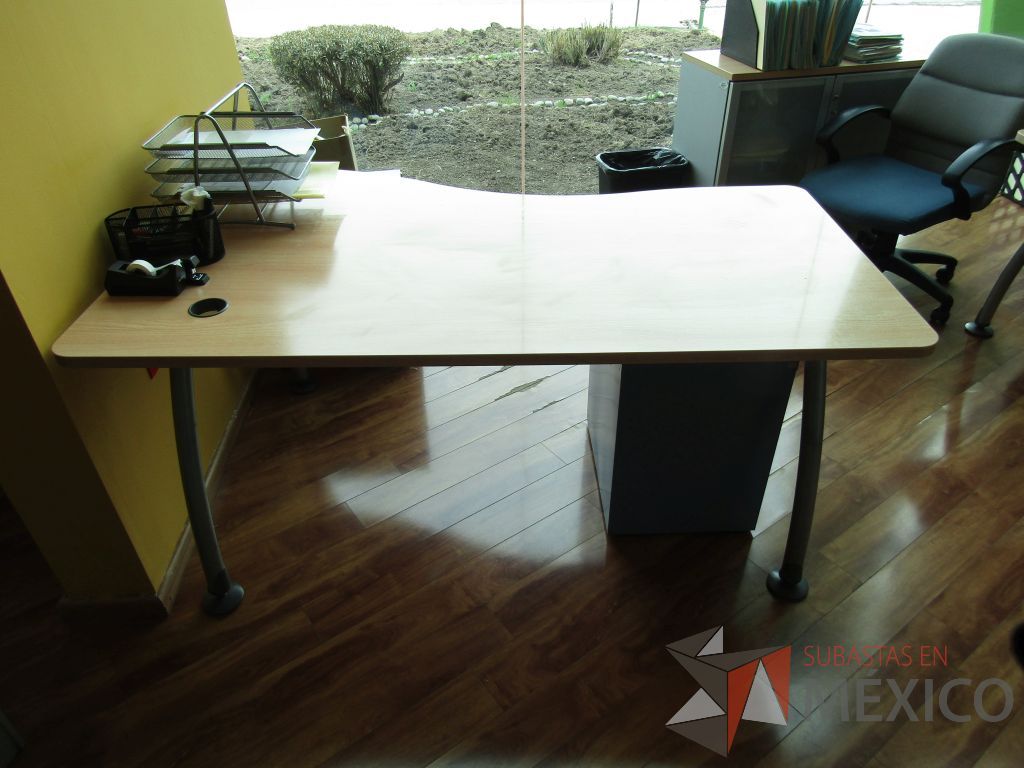 Lote 094 - Mesa de trabajo con base métalica y cubierta con orificio para cables color café - Imagen 3