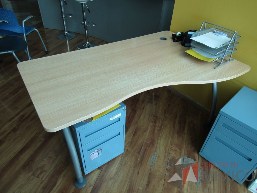 Lote 094 - Mesa de trabajo con base métalica y cubierta con orificio para cables color café - Imagen 4