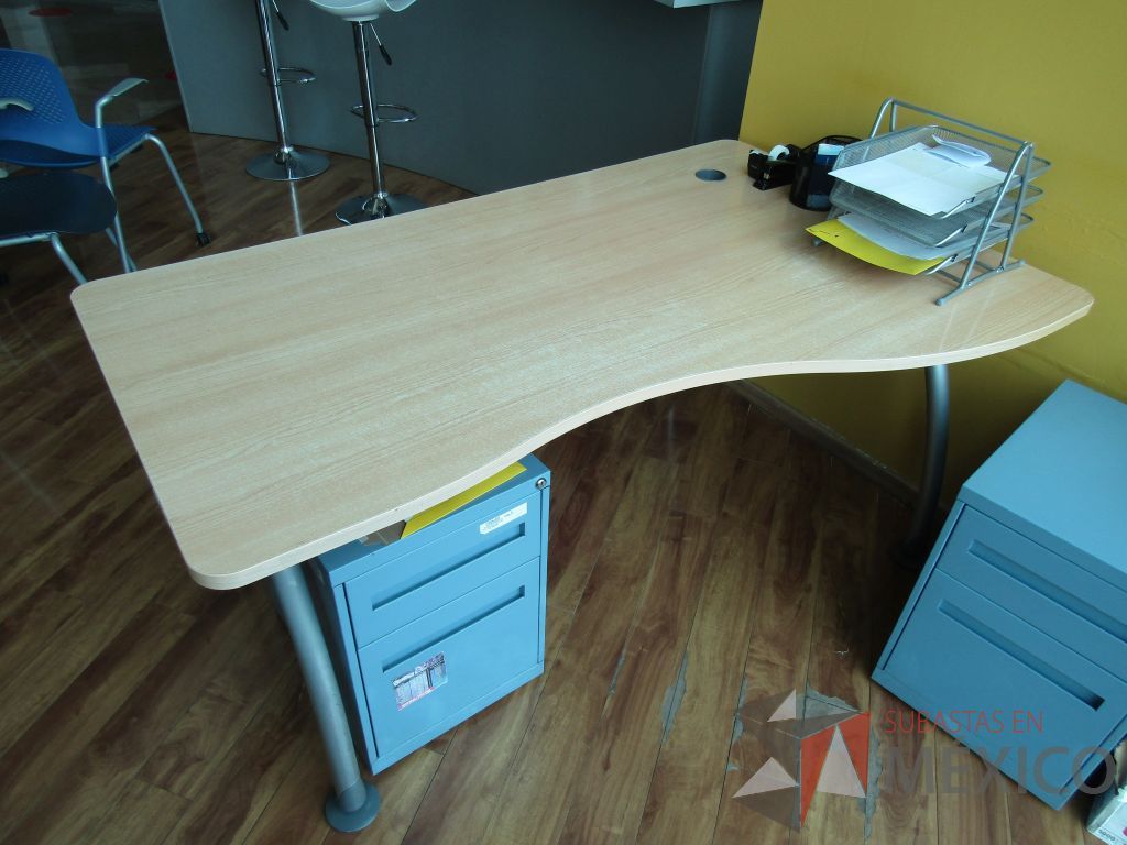 Lote 094 - Mesa de trabajo con base métalica y cubierta con orificio para cables color café - Imagen 5