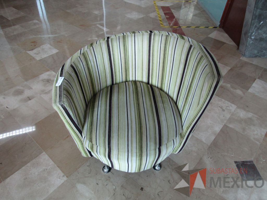 Lote 501 - Sillón de 1 plaza en tela varios colores on 4 patas métalicas