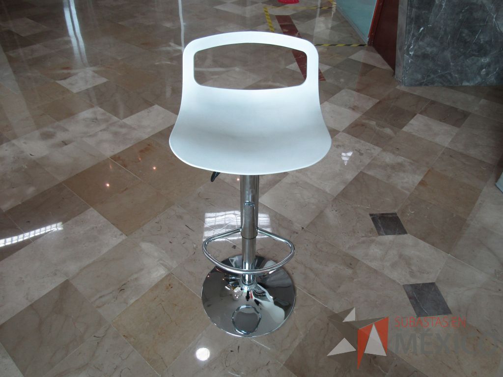 Lote 098 - Banco alto, base metálica con descansa pies y asiento en plástico color blanco