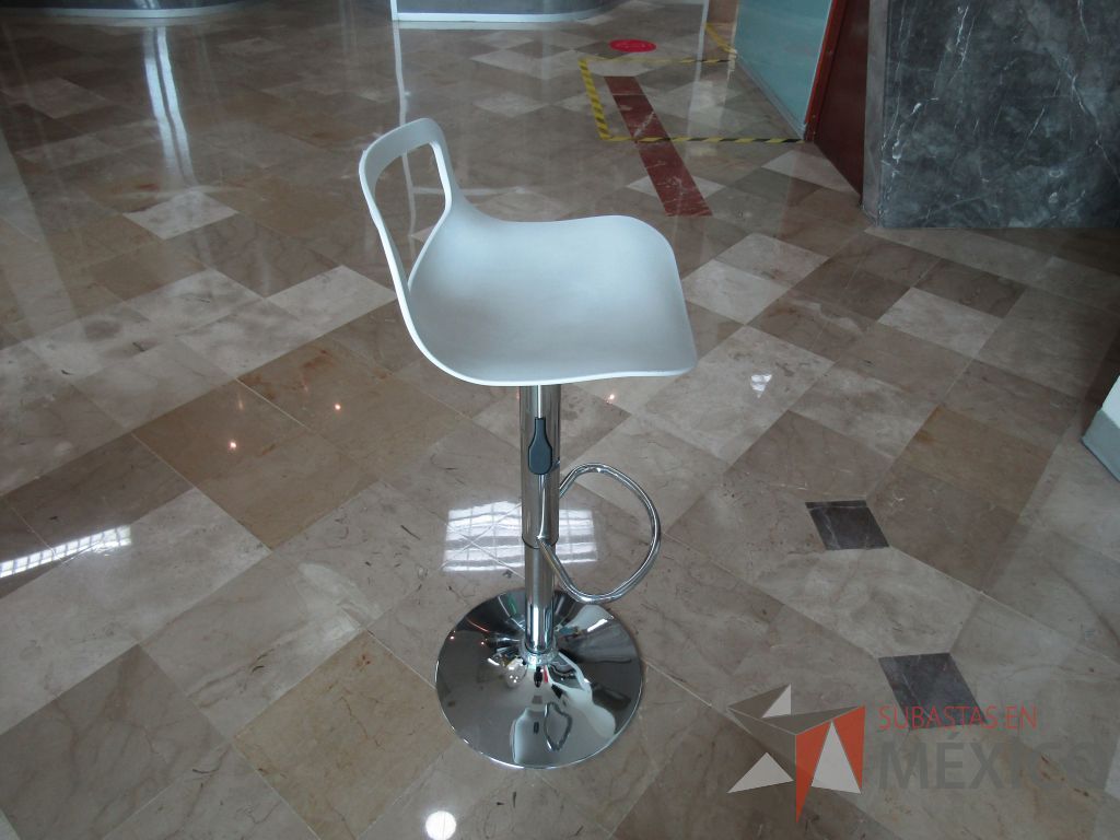 Lote 098 - Banco alto, base metálica con descansa pies y asiento en plástico color blanco - Imagen 2