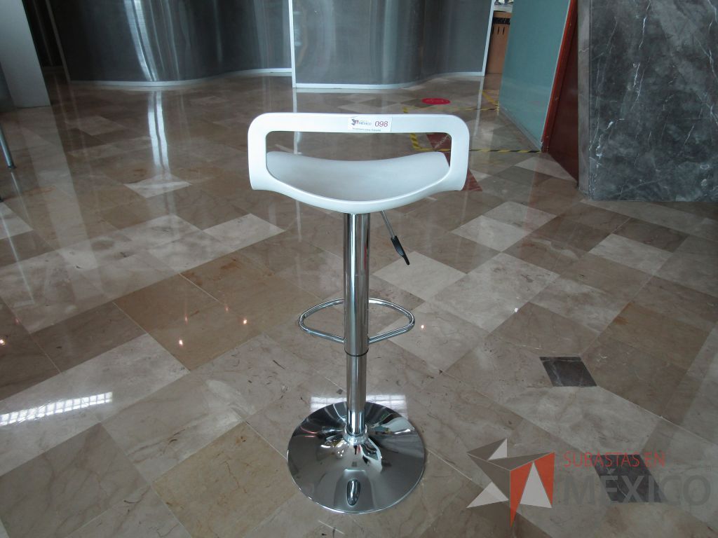 Lote 098 - Banco alto, base metálica con descansa pies y asiento en plástico color blanco - Imagen 3