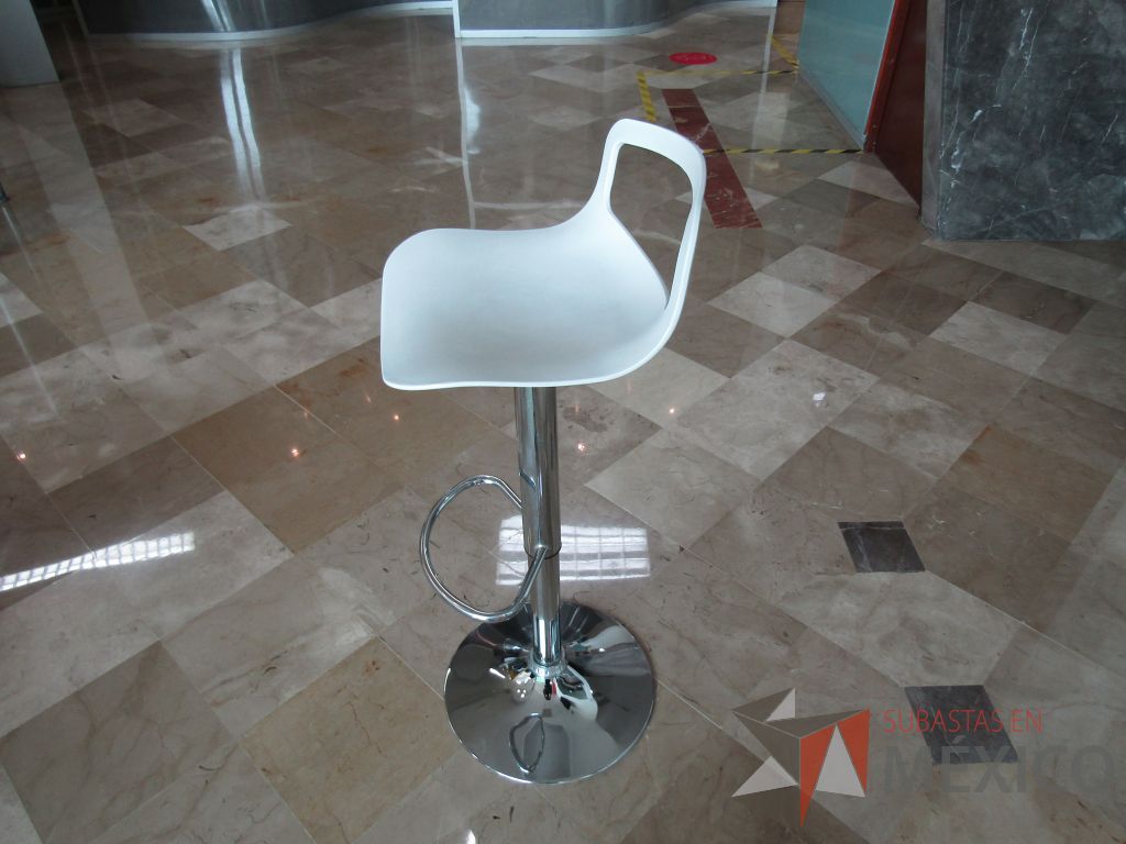 Lote 098 - Banco alto, base metálica con descansa pies y asiento en plástico color blanco - Imagen 4