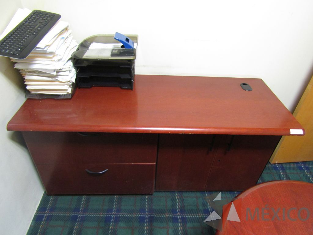 Lote 002 - Gabinete de 2 puertas y 1 entrepaño con cubierta color café - Imagen 2