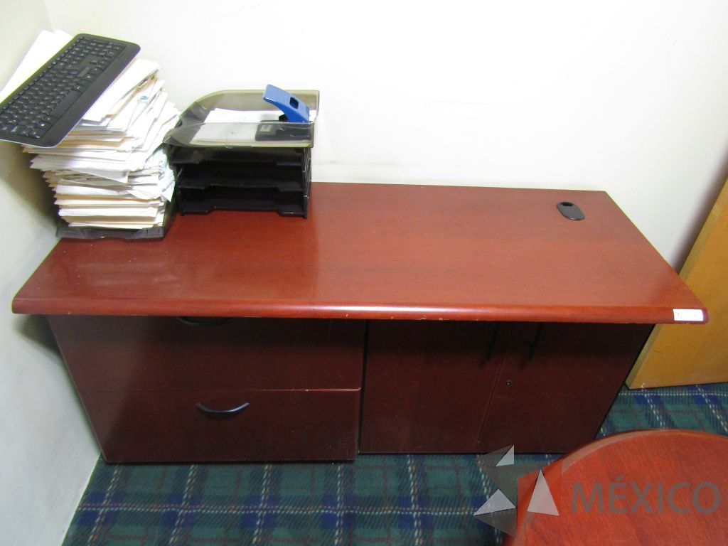 Lote 002 - Gabinete de 2 puertas y 1 entrepaño con cubierta color café