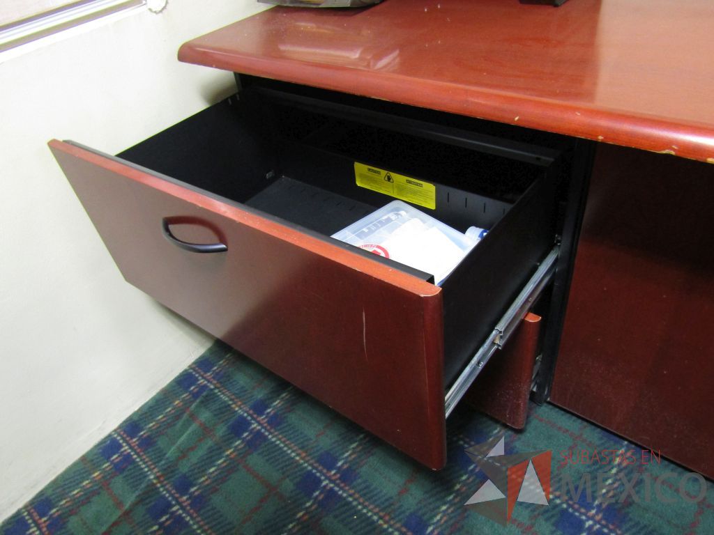 Lote 002 - Gabinete de 2 puertas y 1 entrepaño con cubierta color café - Imagen 4