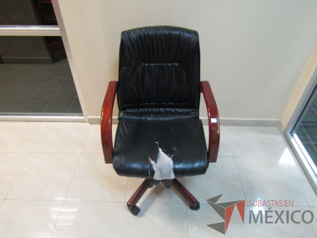 Lote 003 - 19 Sillas operativas con ruedas, descansabrazos fijo, asiento y respaldo tipo piel color negro.