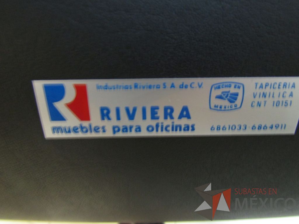 Lote 003 - 19 Sillas operativas con ruedas, descansabrazos fijo, asiento y respaldo tipo piel color negro. - Imagen 8