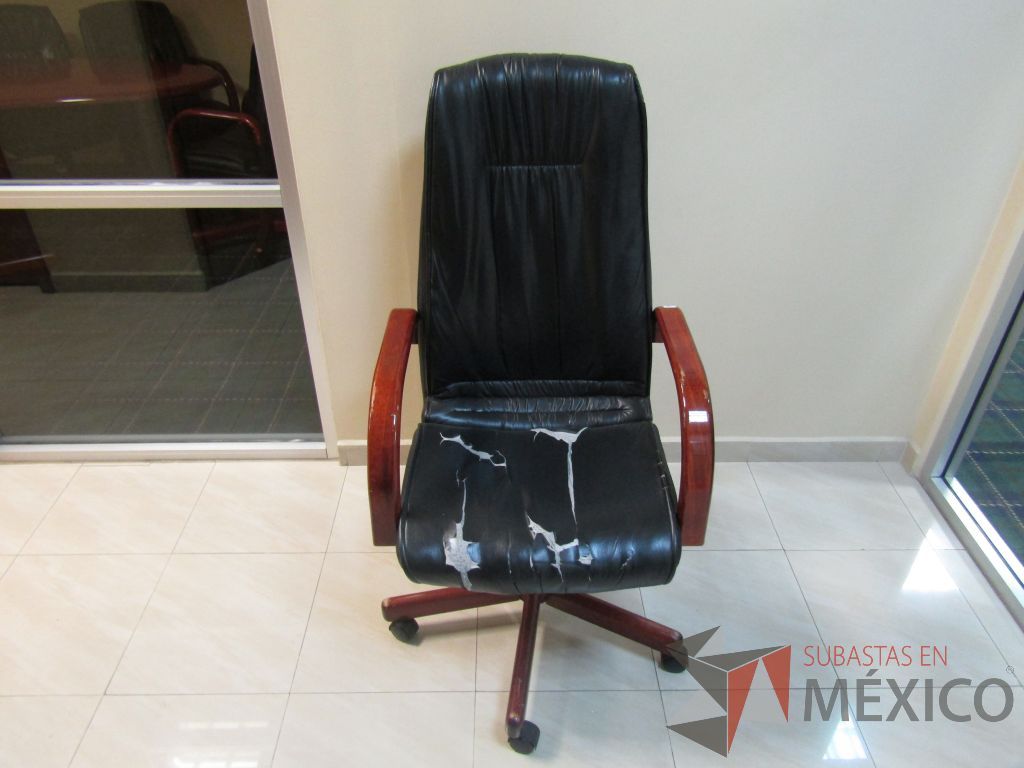 Lote 004 - Silla operativa con ruedas, descansabrazos fijo, asiento y respaldo alto tipo piel color negro - Imagen 2