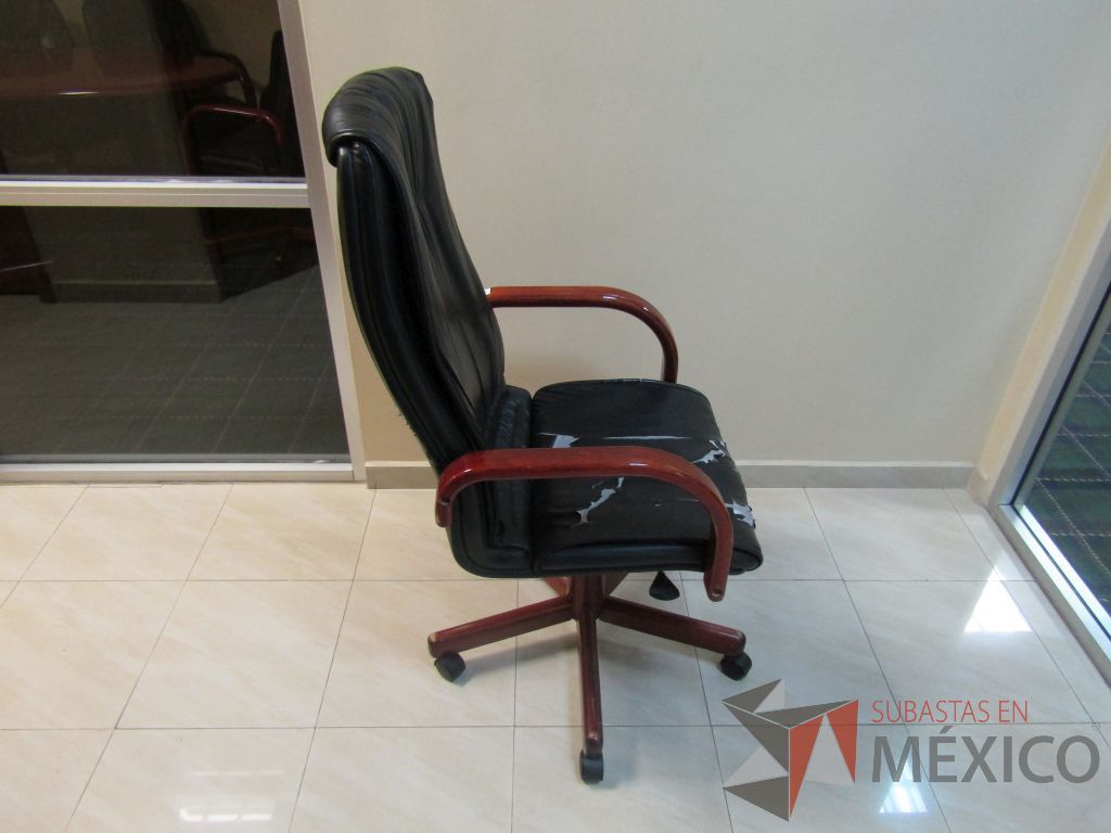 Lote 004 - Silla operativa con ruedas, descansabrazos fijo, asiento y respaldo alto tipo piel color negro - Imagen 3