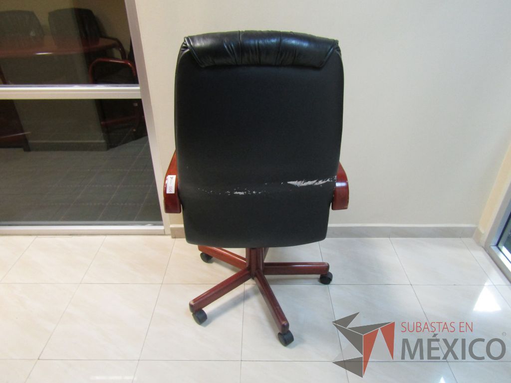 Lote 004 - Silla operativa con ruedas, descansabrazos fijo, asiento y respaldo alto tipo piel color negro - Imagen 6