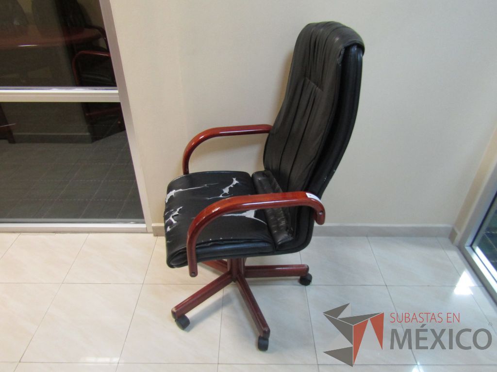 Lote 004 - Silla operativa con ruedas, descansabrazos fijo, asiento y respaldo alto tipo piel color negro - Imagen 7