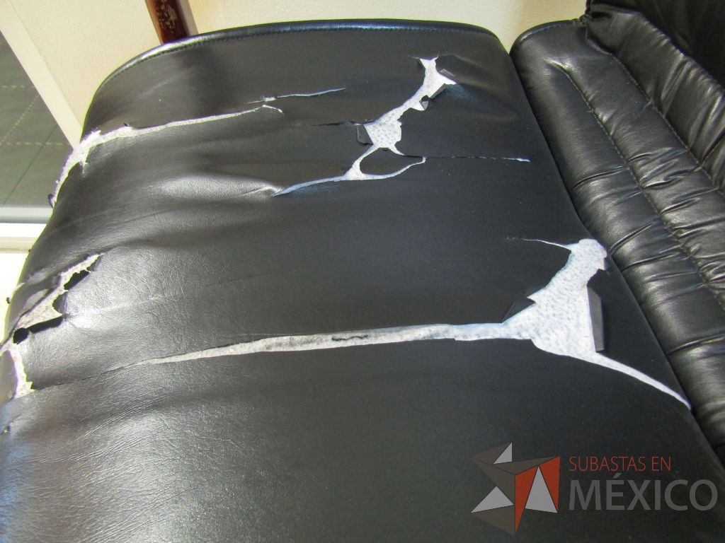 Lote 004 - Silla operativa con ruedas, descansabrazos fijo, asiento y respaldo alto tipo piel color negro - Imagen 5