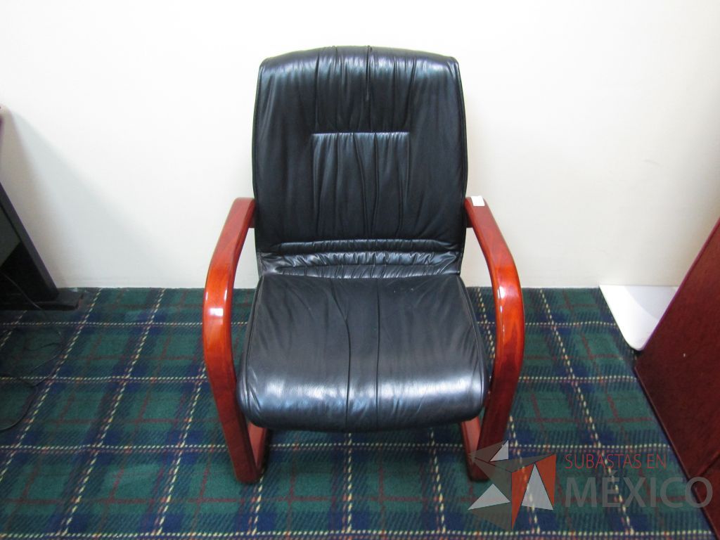 Lote 015 - Silla fija, descansabrazos fijo, asiento y respaldo tipo piel color negro