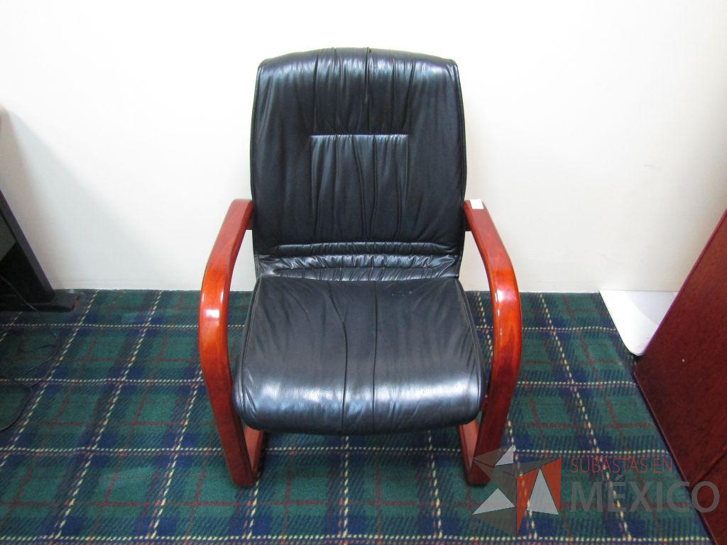 Lote 015 - Silla fija, descansabrazos fijo, asiento y respaldo tipo piel color negro - Imagen 2