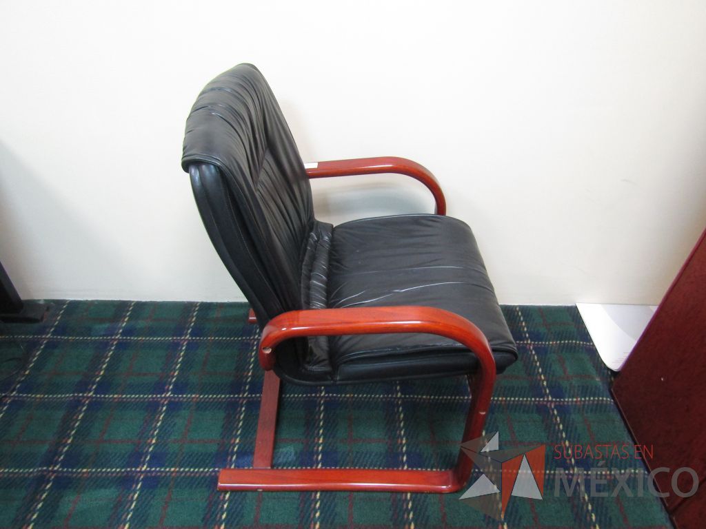 Lote 015 - Silla fija, descansabrazos fijo, asiento y respaldo tipo piel color negro - Imagen 3