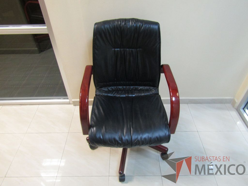 Lote 003 - 19 Sillas operativas con ruedas, descansabrazos fijo, asiento y respaldo tipo piel color negro. - Imagen 9