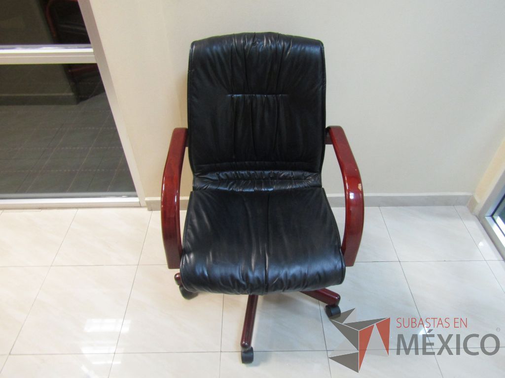 Lote 003 - 19 Sillas operativas con ruedas, descansabrazos fijo, asiento y respaldo tipo piel color negro. - Imagen 10