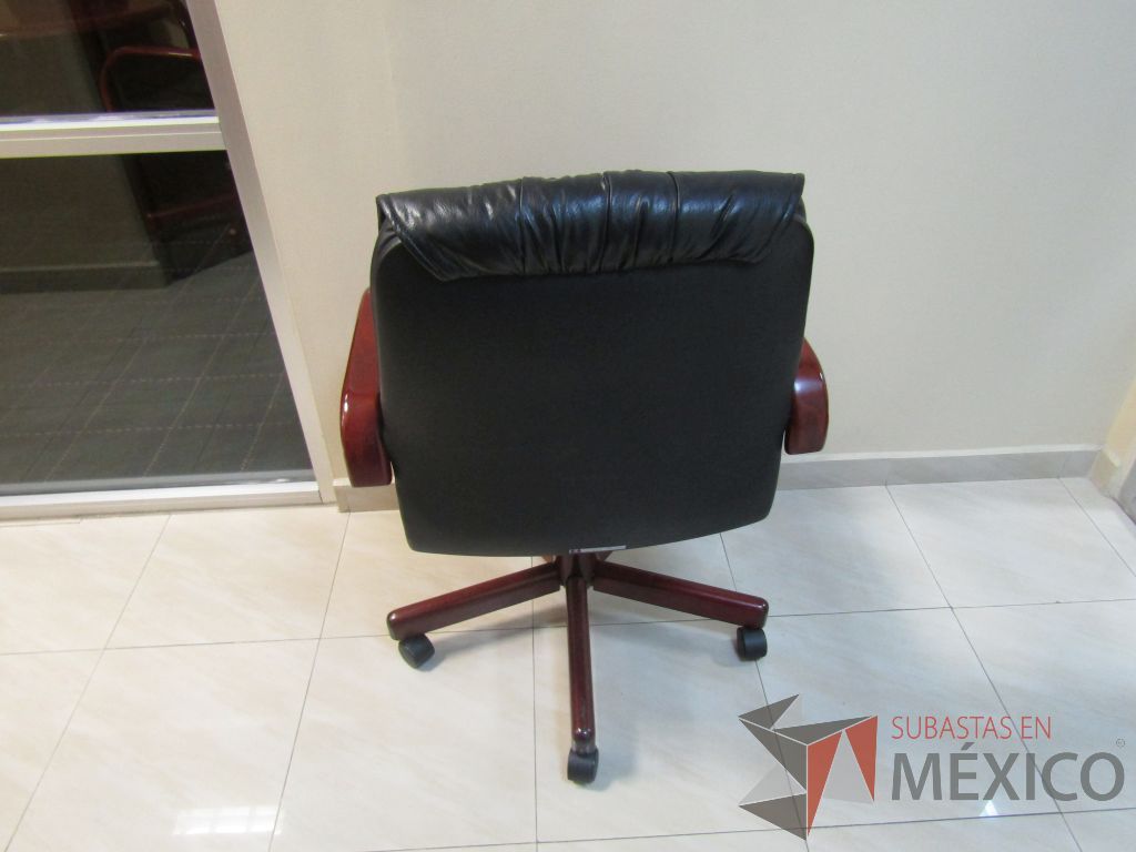 Lote 003 - 19 Sillas operativas con ruedas, descansabrazos fijo, asiento y respaldo tipo piel color negro. - Imagen 13