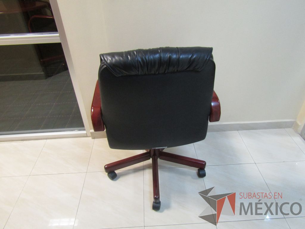 Lote 003 - 19 Sillas operativas con ruedas, descansabrazos fijo, asiento y respaldo tipo piel color negro. - Imagen 14