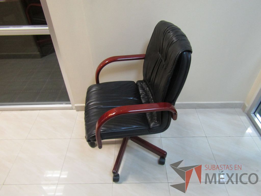 Lote 003 - 19 Sillas operativas con ruedas, descansabrazos fijo, asiento y respaldo tipo piel color negro. - Imagen 15