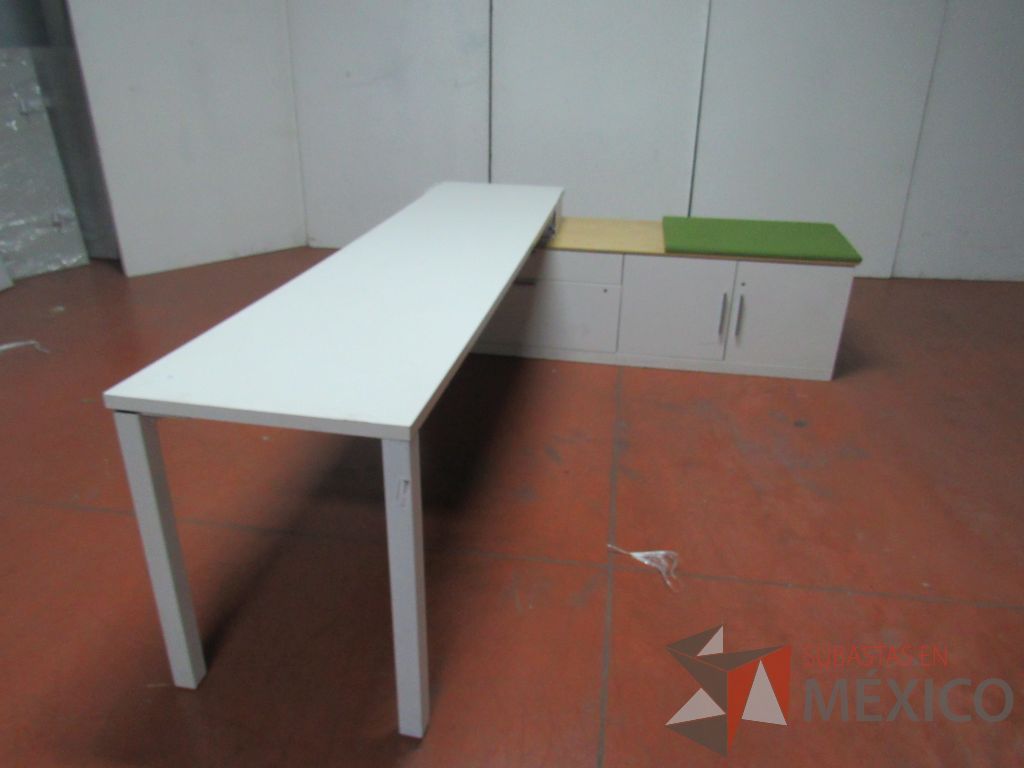 Lote 075 - Escritorio en escuadra recargado sobre credenza con 2 cajones y cojín color verde - Imagen 2