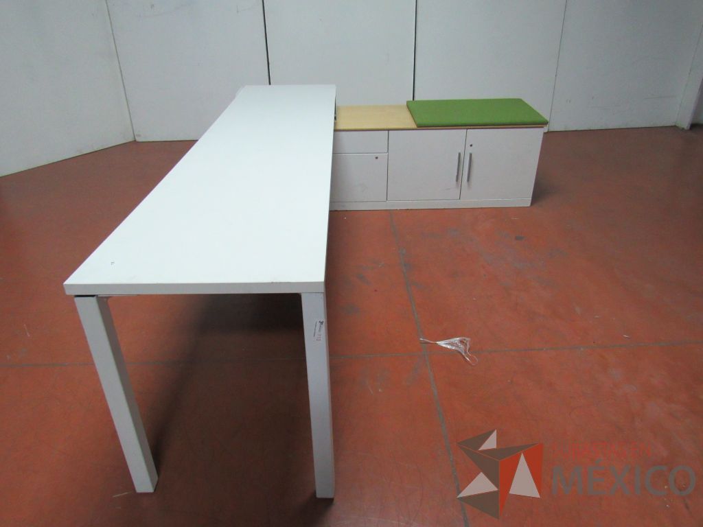 Lote 075 - Escritorio en escuadra recargado sobre credenza con 2 cajones y cojín color verde - Imagen 4