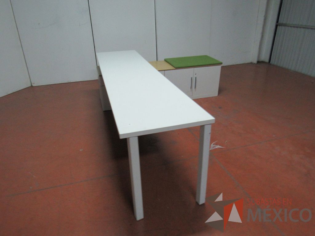 Lote 075 - Escritorio en escuadra recargado sobre credenza con 2 cajones y cojín color verde - Imagen 6